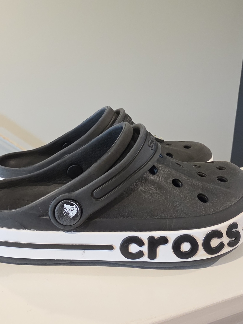 CROCS Kids Black Clog with White Logo Midsole Size 1